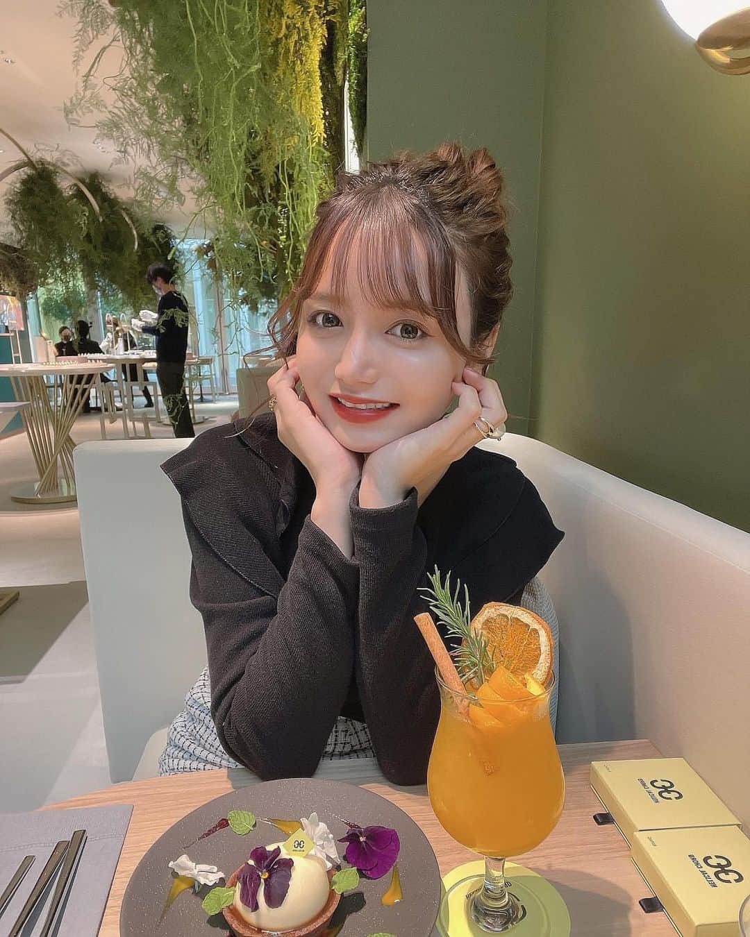 のインスタグラム：「《お団子ヘア💕🍹🍡》 *⁠ 今回ご紹介させて頂きますのは!!👀❤︎⁠⠀ M I K I さん< @mikyon1005 >の素敵なお写真📸⁠⠀⁠⠀⁠⠀⁠ *⁠⠀⁠⠀⁠⠀⁠⠀ お団子ヘアがお似合いの美女🧡💜 オレンジのカクテル美味しそうですね☺️🍹 *⠀⁠⠀⁠⠀⁠⠀⁠⠀ M I K I さん< @mikyon1005 > ⁠⠀⁠⠀⁠⠀⁠⠀ 素敵な投稿ありがとうございました☺️📸✨ *⠀⁠⠀⁠⠀⁠⠀⁠⠀ M I K I 🕊さんのアカウントには他にも素晴らしい投稿が沢山ありますので是非覗いてみてくださいね💁‍♀️💙⁠⠀⁠⠀⁠⠀⁠⠀ *⠀⁠⠀⁠⠀⁠⠀⁠⠀ △▼△▼△▼△▼△▼△▼△▼△▼△▼ ⁠⠀⁠⠀⁠⠀ ❤🧡💛「美女美容事情」💚💙💜⠀⠀⠀⠀⠀⠀⠀⠀⠀⠀⠀⠀⠀⠀⁠⠀⁠⠀⁠⠀⁠⠀⁠⠀ 👇掲載ご希望の方は👇⠀⠀⠀⠀⠀⠀⠀⠀⠀⠀⠀⠀⠀⠀⠀⁠⠀⁠⠀⁠⠀⁠⠀⁠⠀ @b_b_j.jタグ付けと🖤 #ビジョビ ⁠⠀ 🖤タグ付けお願いします✨⠀⠀⠀⠀⠀⠀⠀⠀⠀⠀⠀⠀⠀⠀⠀⁠⠀⁠⠀⁠⠀⁠⠀⁠⠀ △▼△▼△▼△▼△▼△▼△▼△▼△▼ ⁠⠀⁠ #美女 #美容 #お団子ヘア #ヘアアレンジ #インスタ美女 #ファッション #黒コーデ #インスタグラマー #インフルエンサー」