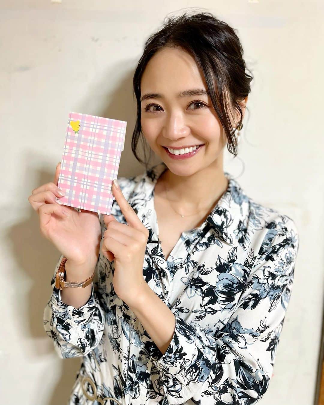 緑川静香のインスタグラム：「『それって⁉︎実際どうなの課』観て下さった皆様ありがとうございましーたん🙇‍♀️❤️ ⁡ なんとなんと！！！ 番組史上最高金額達成致しました〜🤣👏✨✨✨ ⁡ おもちゃに家電に宝石、お宝がたくさんでしたね☺️ 今回ので緑川さんの累計売上も大分すごいことになってるのでは？？🤔笑 ⁡ 次はどんな方に逢えるのか、楽しみです❤️❤️❤️ ⁡ #それって実際どうなの課 #ピンクつなぎ #フリマアプリ #オークション  #放送にはのってないですが #息子のこたくんが最後にお手紙くれたの #嬉しかったなぁぁ #最後は2人で号泣でした #喜んでもらえて嬉しい限り #下河辺さんのお着物素敵でした #私もお着物着たいなぁぁ #見逃した方はTverで一週間無料配信していますので観てね #ラジオトークも楽しかった📻 #またワイワイ話しましょう #うふふのふ」