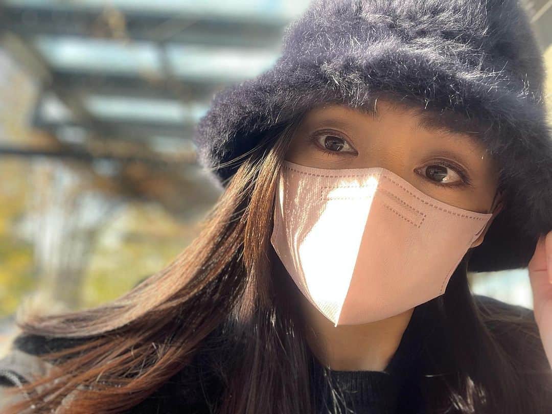 のインスタグラム：「🌞 今日はお天気よくて気持ち良い！ 外で撮影だったので 晴れて本当によかった...🌞✨  #moemikatayama」