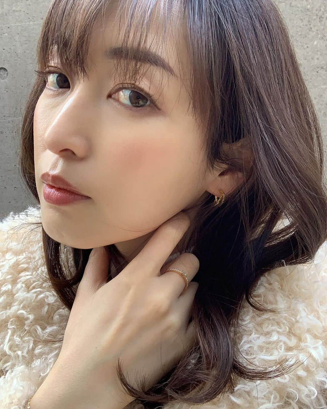 上野なつひ 上野なつひさんのインスタグラム写真 - (上野なつひInstagram)「この間友達のともちゃん （@iamtomokobarreda ）  の美人姉妹、スキンリファインクリニックのみどりさん @dori_medicalart に眉アートしてもらいました！  ずっと気になってて仕事柄ちょっと悩んでいたん ...
