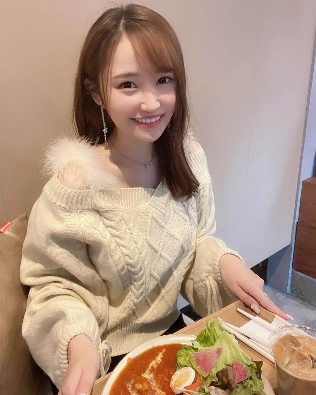 のインスタグラム：「🐶🍯 . ここのチキンカレーめっちゃ美味しかった🍛🥄 . 友達のバスクドチーズケーキも美味しそうやった🤤✨♥️ . . みんなは何カレーがすきー？😋 . . . 📍tribecca cafe 大阪市中央区瓦町１丁目５−１１ . #イチナナライバー#イチナナ#ライバー#ライブ配信#配信者#tiktok#癒し系女子#ビジョビ#ビジョビジョ#ぷーちゃん#撮影モデル#サロンモデル#モデル#大阪サロンモデル#関西モデル#関西サロモ#関西サロンモデル募集#トライベッカカフェ#tribeccacafe」