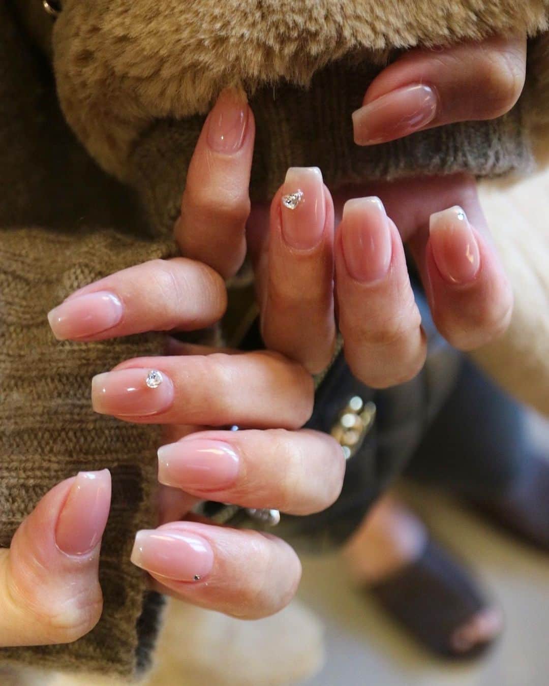 楓のインスタグラム：「. ストーリーやめて投稿にする . 絶賛SNS離れちゅう☝ . . . Valentine Nail . . ♥️♥️♥️ . .」