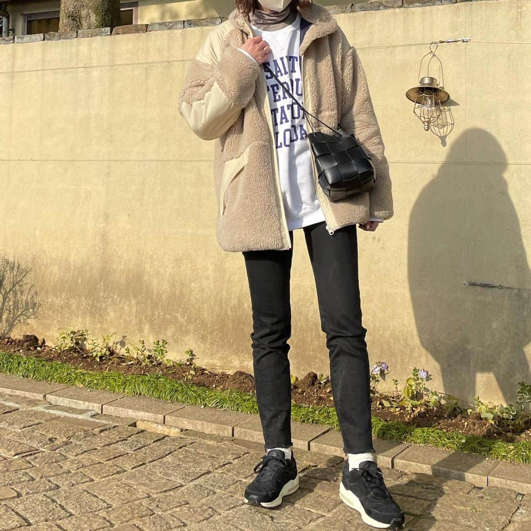 mmk__56のインスタグラム：「2022.2.12 . . ムーちゃんとたくさん遊んだ日🐶 汚れてもOKな服👟 . コート… @plage_jp @woolrich  パンツ… @uniqlo_jp  バッグ… @newbottega  スニーカー… @nike . #ママコーデ#ママファッション#今日の服#今日のコーデ#着回しコーデ#プチプラコーデ#シンプルコーデ#ロカリ#大人カジュアル#locari#ootd_kob#mamagirl#秋コーデ#秋服コーデ#冬コーデ#冬服コーデ#ボアコート#ボアジャケット#プラージュ#ウールリッチ#ボッテガヴェネタ#bottegaveneta#ナイキスニーカー#ユニクロデニム#ユニクロコーデ#ボッテガ#ドッグラン#お散歩コーデ」