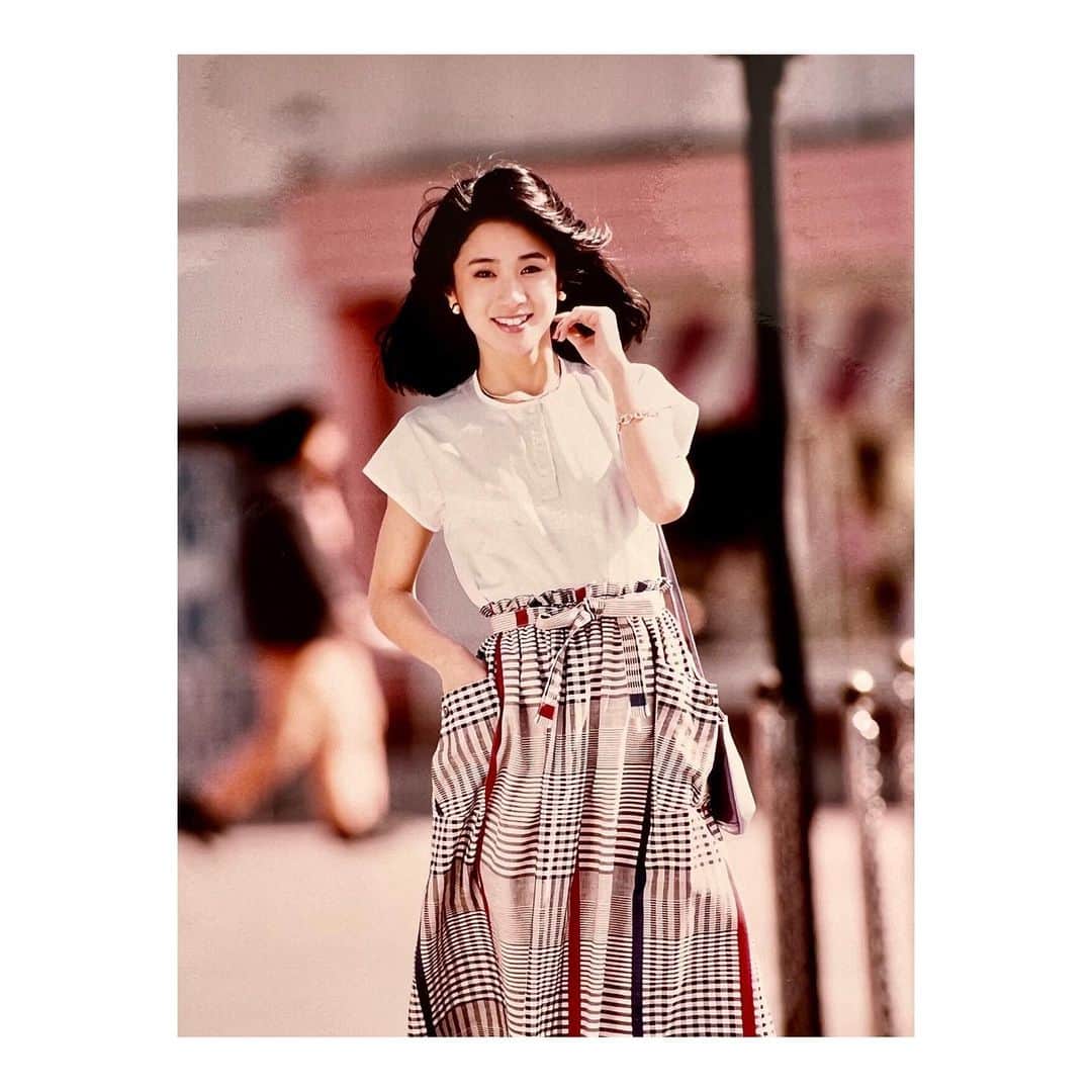 黒田知永子のインスタグラム：「. この写真はJJの撮影の時のもの…1980年代☺︎ 昔話をするようになるのは歳をとった証拠とも言われますが💧 ちょっと昔を懐かしんでみようかな…ということで桃の節句🍑にまた「チコとハコのボンボニエール」をやることになりました。 楽しかった時代をみんなでお話しできたらなと思っています。 その頃のことを思い出しておくようにと言われましたが… 都合の悪いことや嫌なことは忘れ去るタイプなので頭の引き出しを整理しないと。  3月3日 木曜日 20:00〜21:00 zoomを使って開催します。 チケット制になりますので詳しくはプロフィール欄のリンクツリーから「チコとハコのボンボニエール」を選択すると購入ページへ進んでいけます。詳しくは購入ページをご覧になってくださいね。ぜひ参加して下さいね。楽しみにしています☺︎  #チコとハコのボンボニエール  #桃の節句🍑 @iwashita_hisafumi  #岩下尚史 #黒田知永子 #chiekokuroda」