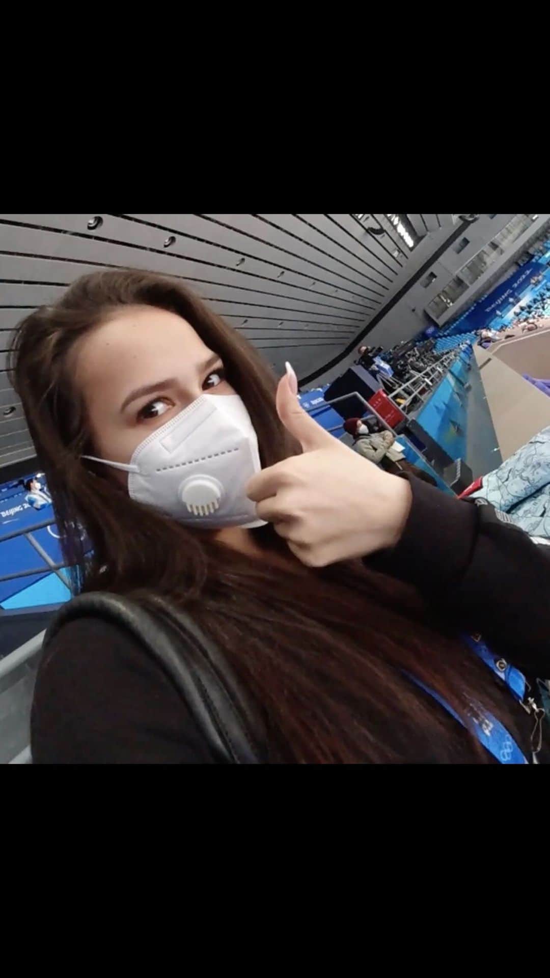 アリーナ・ザギトワのインスタグラム：「VLOG: Один день из моей жизни на Олимпийских играх   Эта олимпиада проходит без зрителей из многих стран😭 Российские болельщики не могут посещать соревнования, болеть за наших ребят и девчонок, почувствовать эту феерическую атмосферу!   Я решила записывать видео, чтобы поделиться с вами вживую, постараться передать все, что вижу и чувствую 🥰  Надеюсь, получилось насыщенно и интересно! Мне очень хотелось показать вам всё с самых первых минут моего утра ☀️  Напишите, как вам мой первый влог и хотели бы вы, чтобы я снимала еще 😍  Все идеи приветствуются 😂  #Beijing2022 #olympics #КомандаГероев #пекин2022 #wewillrocyou」