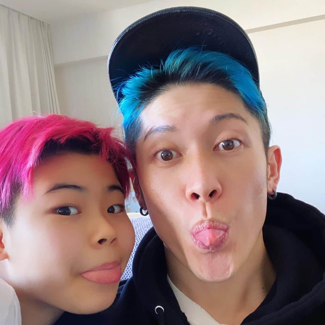 のインスタグラム：「Feb!   Making music (Got some cool bangers for the show, stand by) shooting TV shows n music video, visiting shrines, and changing diapers. How’s your 2022 going so far??  😗😗  ２月！皆、元気？最近は音楽制作と（ライヴで弾けれる熱いの出来ました🤘🏻）テレビの収録をしたり（ミュージックビデオも撮ったよ！）神社やお寺などお参りに行ったり（どこの神社かわかるかな？）オムツを替えたりしてます。皆はどう？まだまだ寒いから、体調とコロナに気をつけて。春はすぐそこだ！」