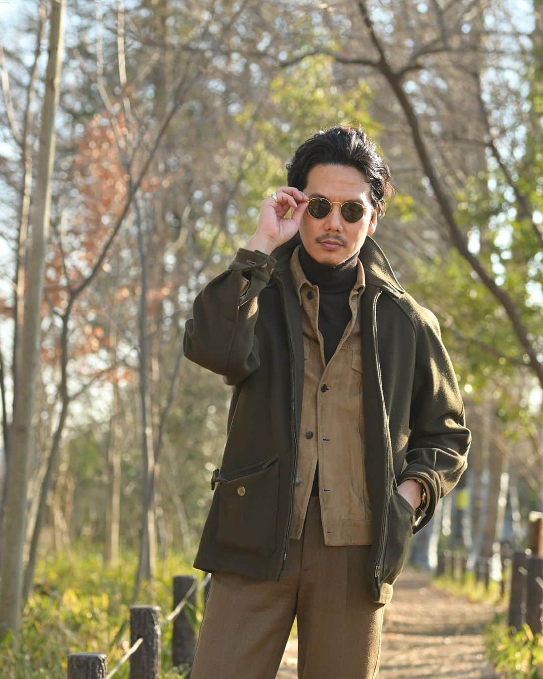 Shuhei Nishiguchiさんのインスタグラム写真 - (Shuhei NishiguchiInstagram)「"Layering Warm Earthly tones" のんびりお散歩。そんな休日。  other shot⬅︎⬅︎⬅︎swipe up  【Item】 Blouson： #grenfell  Jacket： #emmeti  Knit： #beamsf  Trousers： #bernardzins  Shoes： #wh  Sunglasses： #rayban  #beamsf #mixandmatch #simplicity #effortlessstyle #menswear #vintageclothing」2月12日 21時03分 - shuhei_nishiguchi