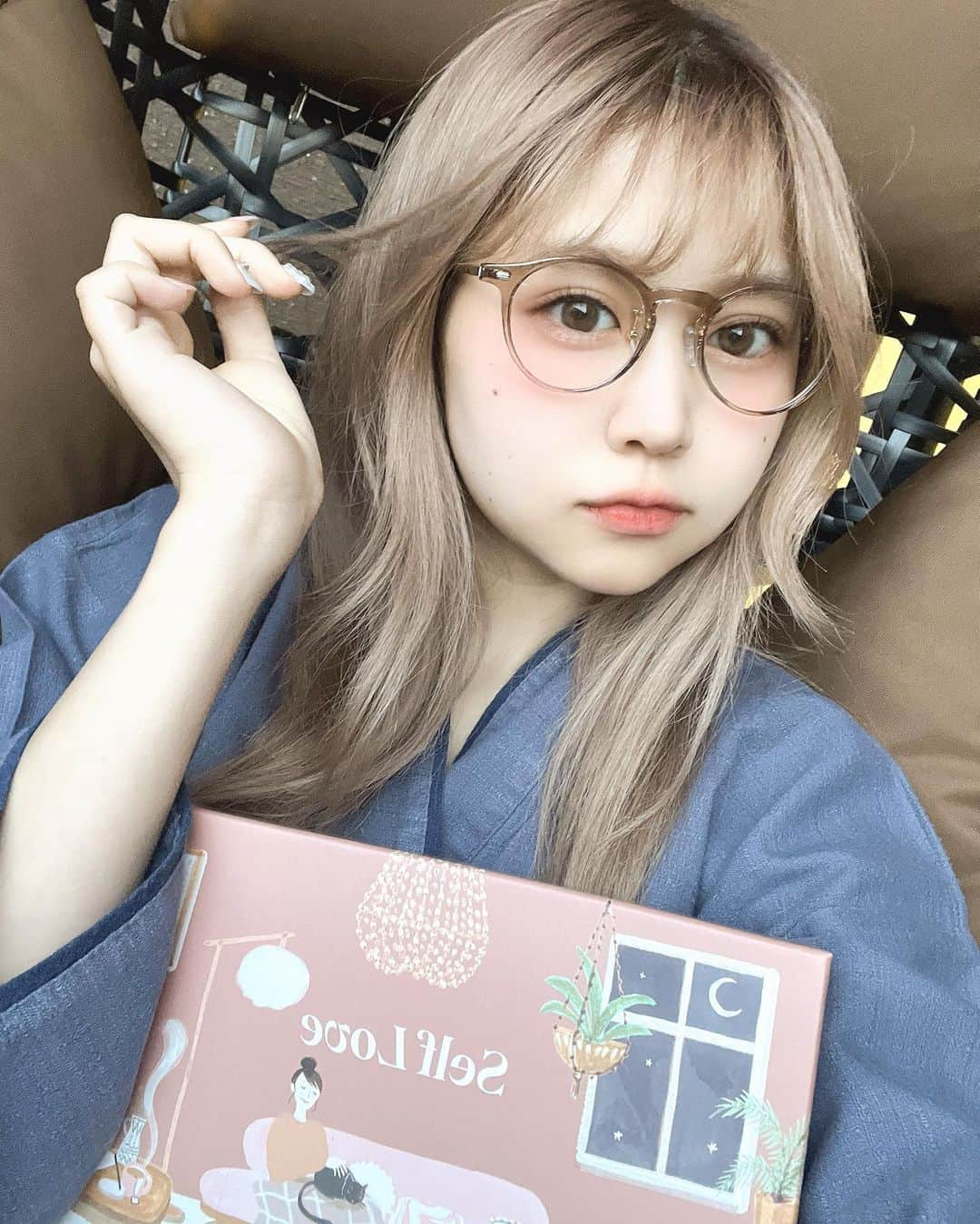 ほのぴすさんのインスタグラム写真 - (ほのぴすInstagram)「メガネ〜〜🤓 ちょーー！珍しく！笑笑  髪の毛が明るいほのぴすとも もうお別れだよみんな。。。笑笑  今月のmy little box最高だから 写真撮ってみた。  先月のも良かったけど 今月のこの！ブラシみたいなやつ！ 体をもみほぐすやつなんだけど まーーーーーー  よい!! 😶  美容液も良いし、 パックも良いし、 バスボムもついてるし、 もう最高すぎる〜〜〜〜！！！！！  箱は可愛くて捨てるのなんて勿体無いから いつもお化粧品入れてる〜  おすすめだにょ🥰  #mylittlebox #メガネ女子 #メガネコーデ #メガネ #マイリトルボックス #マイリトルボックス2月 @my_little_box_japan」2月12日 21時23分 - noponopisu2