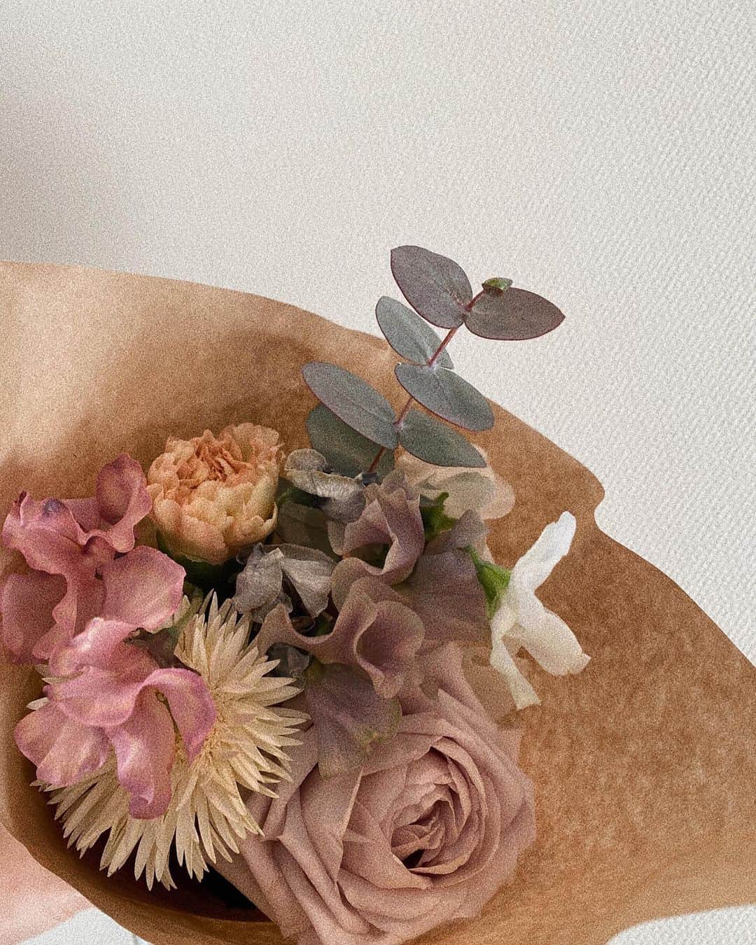 瀬戸サオリのインスタグラム：「お花🌼♡  くすみ系な気分でした😌 ＿＿＿＿＿＿＿＿＿＿＿＿ #お花のある暮らし」