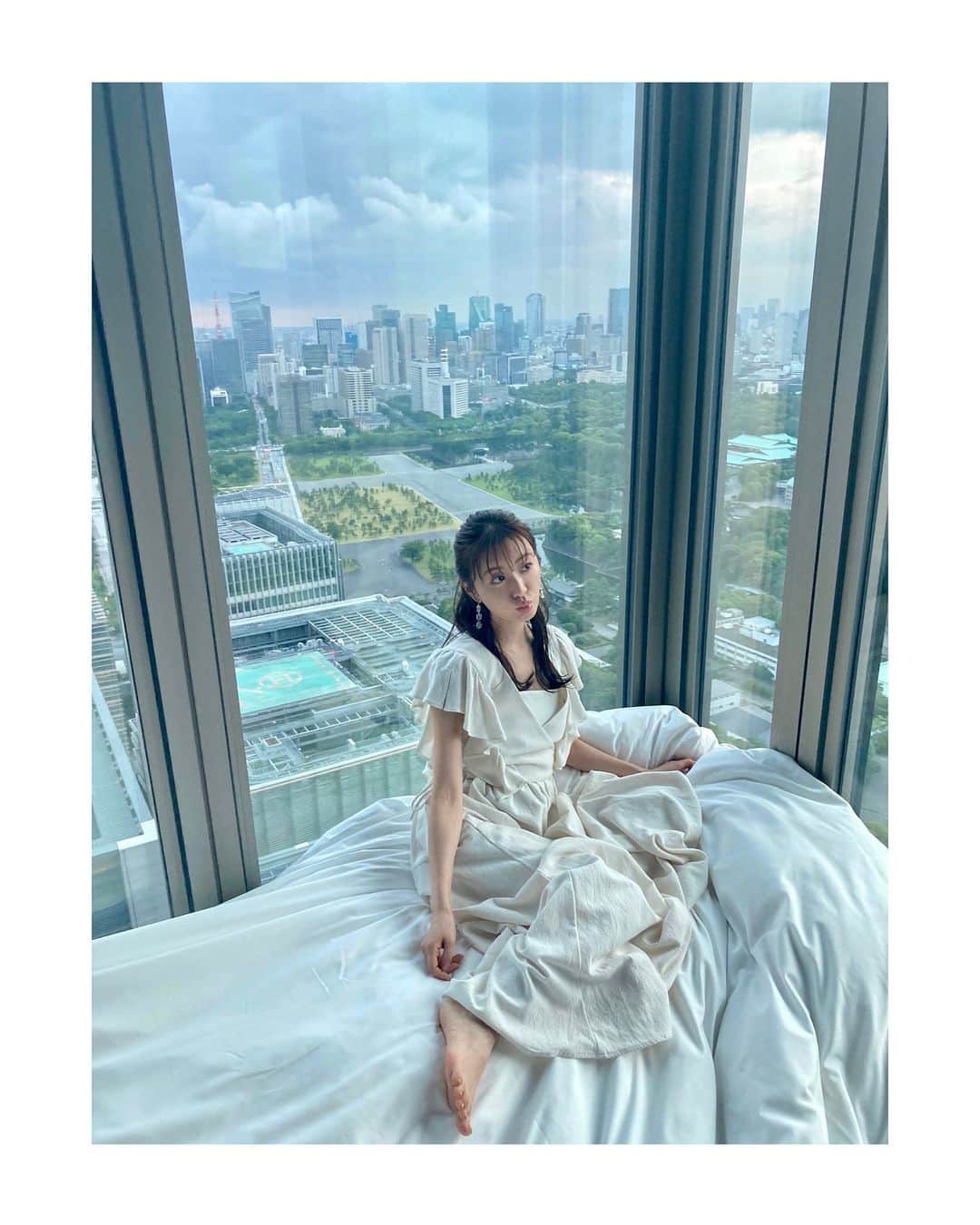松本まりかさんのインスタグラム写真 - (松本まりかInstagram)「🤣😁😗 ３枚目に関しての異論は受け付けておりません😗  映画観に行ってくるね、夜だけど。 私の駆け込み寺は映画館です✌️  #offshot #ph by mg sakurai #fourseasonsotemachi  @fsotemachi」2月12日 21時30分 - marika_matsumoto