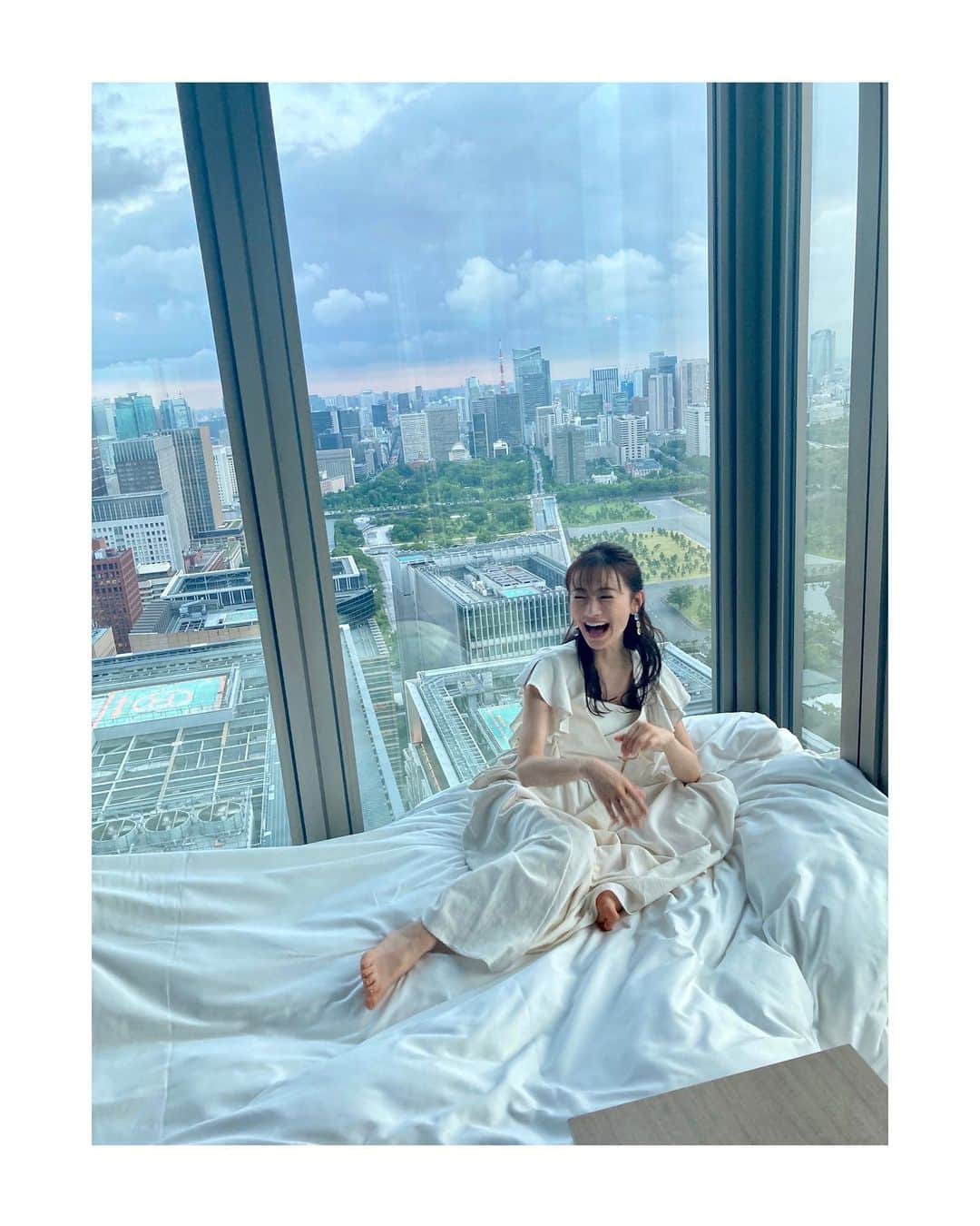 松本まりかのインスタグラム：「🤣😁😗 ３枚目に関しての異論は受け付けておりません😗  映画観に行ってくるね、夜だけど。 私の駆け込み寺は映画館です✌️  #offshot #ph by mg sakurai #fourseasonsotemachi  @fsotemachi」