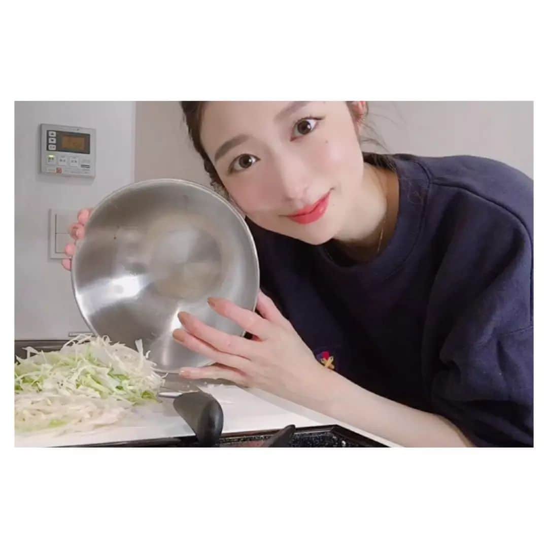 のインスタグラム：「YouTubeアップしました！ 今回は、 ベビースターラーメンで作る 低カロリー低脂質おつまみ編◎  サムネに使う画像、 全然意味はないのだけど、 ボール持って見せてるだけとか 結構謎過ぎマン笑  https://youtu.be/skeNDZO3h0o (トップページにリンク貼ってます)  #YouTube #酒飲み」