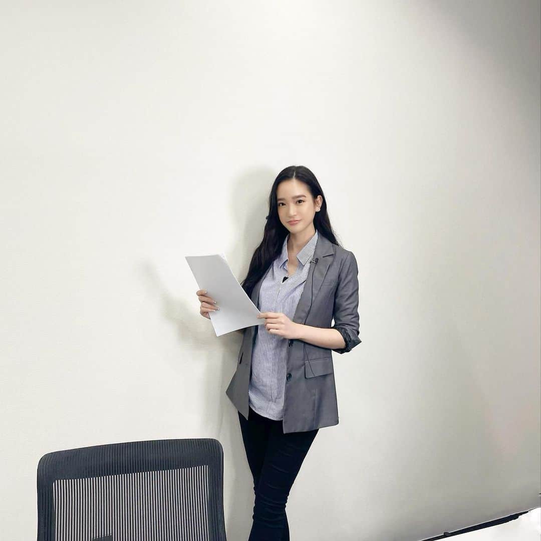 太田麻美のインスタグラム：「今日はカーデイズの記事から厳選したものを映像でもお届けする新企画のキャスターをやりました👓✨ 初回は2月下旬に順次アップ予定です✨ お楽しみに❣️  #shooting #news #youtube #car #撮影 #ニュース #キャスター #ニュースキャスター #カーデイズtv」