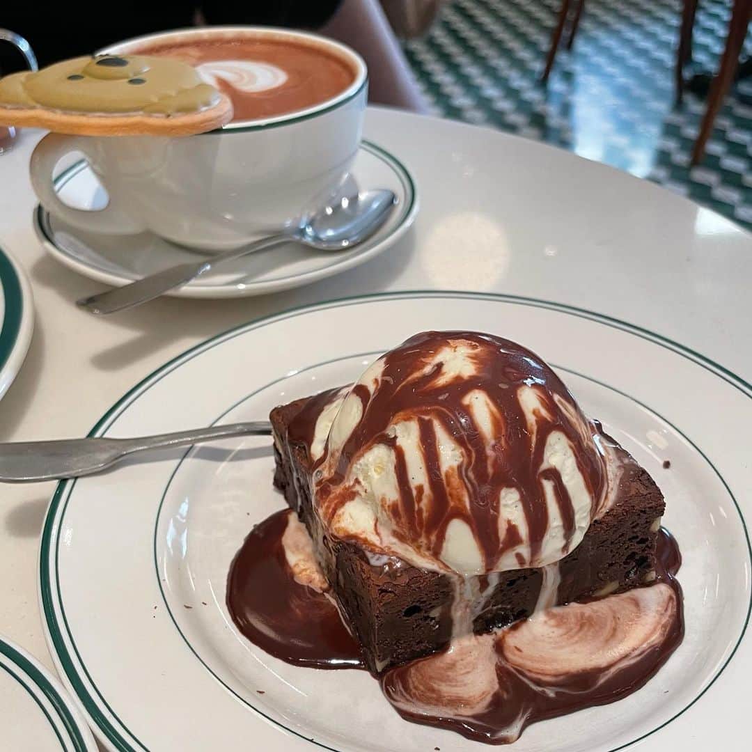 津代美月さんのインスタグラム写真 - (津代美月Instagram)「. ずっと行きたかったカフェ 🐻♡ ガトーショコラとてもタイプだった  可愛く浮かばせようとしたら忍者になったくまごめん…  #ラルフローレンカフェ  #ralphscoffee」2月12日 22時12分 - __tsushiromizuki