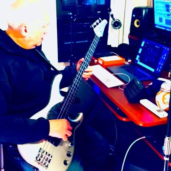 池田有希子のインスタグラム：「ベースでシンセをピッチフォローさせてるだす。  #sergemodular #modulusbass」