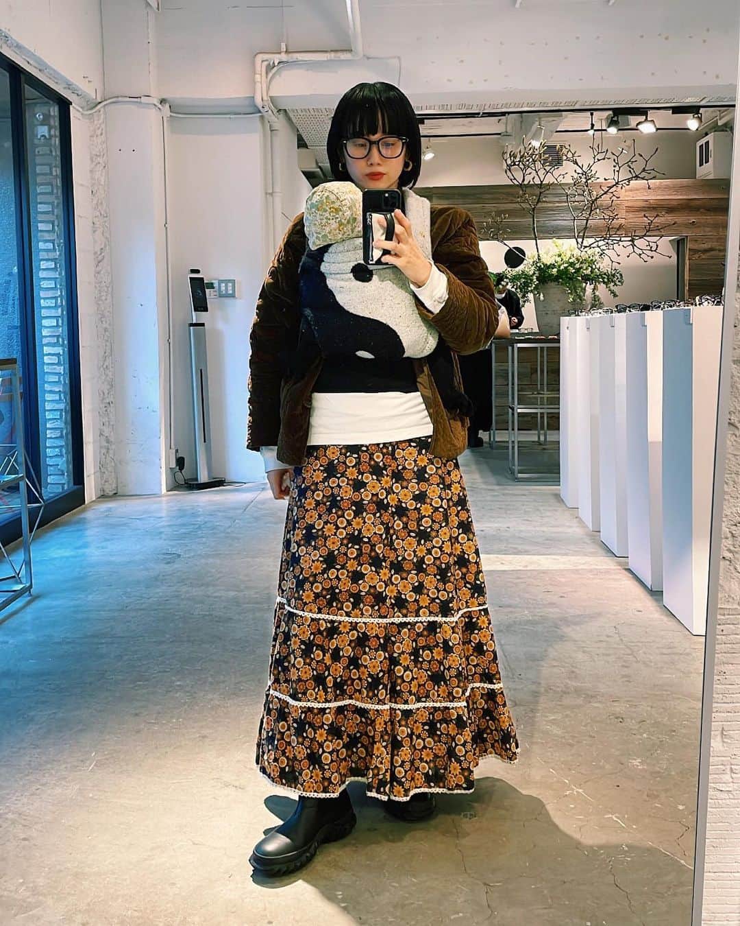 宮城舞さんのインスタグラム写真 - (宮城舞Instagram)「今日は久々にスカート履いたら 息子が「ママのそのスカート最高にかわいいね☺️」 って褒めてくれた🥺  実はこのスカート、 ウエスト激細くて普段少しでも太ったら入らないので 現在全くファスナー締ってません😂 でも、今日は体重落ちててウキウキしたから まだまだ頑張ろう🤨✊  @nochinooptical のPOPUPで 大きめの黒縁👓をGET🖤 前回はカーキ縁のカラーレンズ だったのでまた違う感じで新鮮☺️ 今日着て行った服装にもあったのでそのまま📸 ポートレートでも撮ってもらいました(3枚目)  最近はあまり予定も入れずに 娘とずっと家に篭っていたから 久々に家族以外と喋ったら 一瞬でも楽しすぎた😆 女子は友達とおしゃべりするのが なんだかんだ、一番発散されるよね😂  #今日の宮城はん」2月12日 22時47分 - mai_miyagi