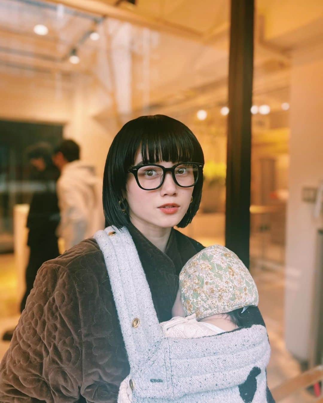 宮城舞さんのインスタグラム写真 - (宮城舞Instagram)「今日は久々にスカート履いたら 息子が「ママのそのスカート最高にかわいいね☺️」 って褒めてくれた🥺  実はこのスカート、 ウエスト激細くて普段少しでも太ったら入らないので 現在全くファスナー締ってません😂 でも、今日は体重落ちててウキウキしたから まだまだ頑張ろう🤨✊  @nochinooptical のPOPUPで 大きめの黒縁👓をGET🖤 前回はカーキ縁のカラーレンズ だったのでまた違う感じで新鮮☺️ 今日着て行った服装にもあったのでそのまま📸 ポートレートでも撮ってもらいました(3枚目)  最近はあまり予定も入れずに 娘とずっと家に篭っていたから 久々に家族以外と喋ったら 一瞬でも楽しすぎた😆 女子は友達とおしゃべりするのが なんだかんだ、一番発散されるよね😂  #今日の宮城はん」2月12日 22時47分 - mai_miyagi