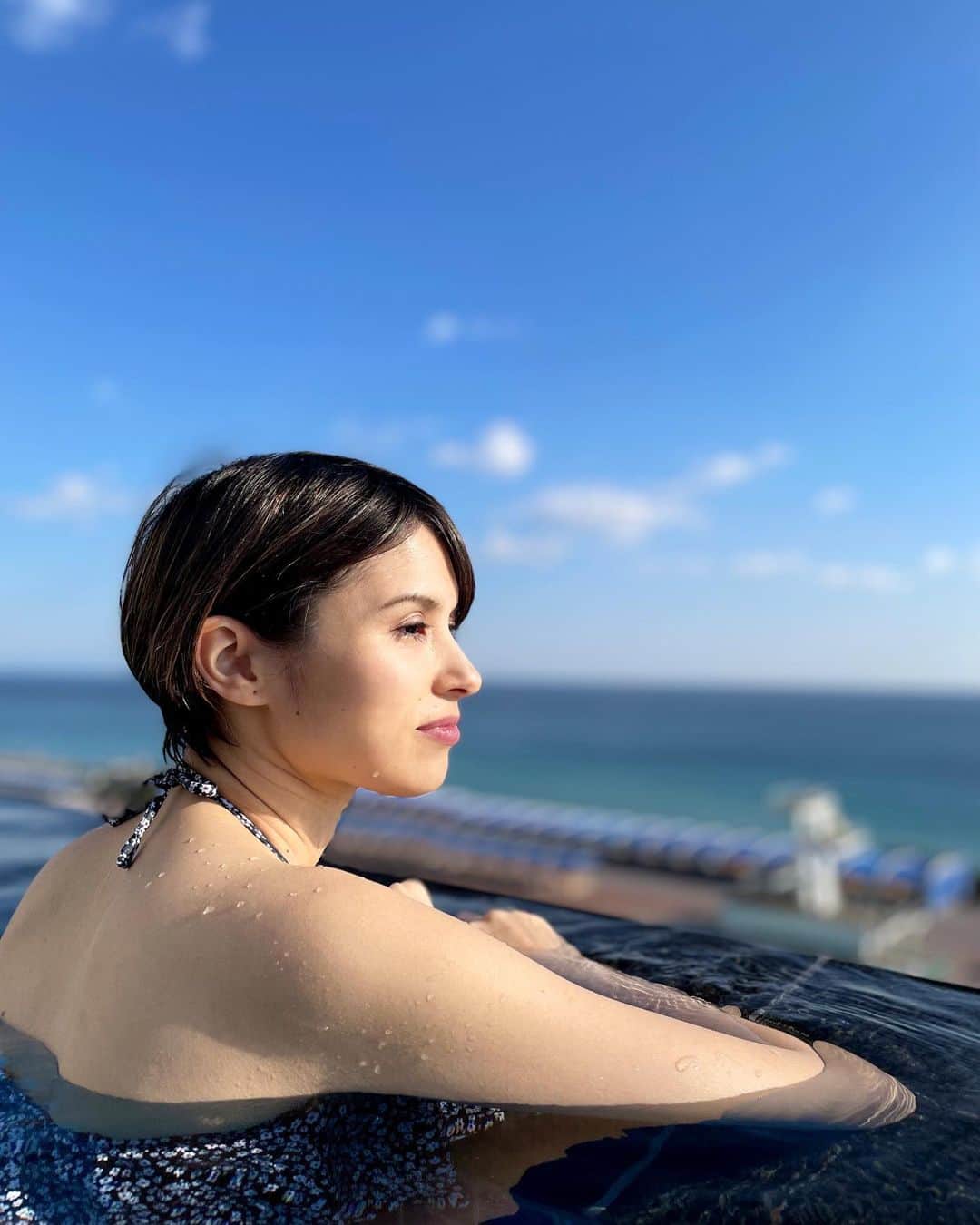 ERICAのインスタグラム：「【大磯】 ⁡ もうしばらく旅行行ってないなぁ〜と、前日に宿をとってふらっと大磯へ。 ⁡ (本当は、伊豆、伊香保、那須とギリギリまで迷ってました😂) ⁡ 家から1時間少しだけどリゾート気分〜🌴 ⁡ 海みるだけでもだいぶ気分転換できました🌊♡ ⁡ #大磯 #大磯プリンスホテル #小旅行 #週末 #三連休 #週末旅行 #神奈川旅行 #首都圏旅行 #近距離旅行 #1泊2日 #インフィニティプール #プール #温水プール #週末ホテル #サウナ #スパ #大磯プリンスホテルスパ  #SPA #大磯ロングビーチ #ジェットバス #絶景 #大磯観光 #日本 #日本観光 #健康」
