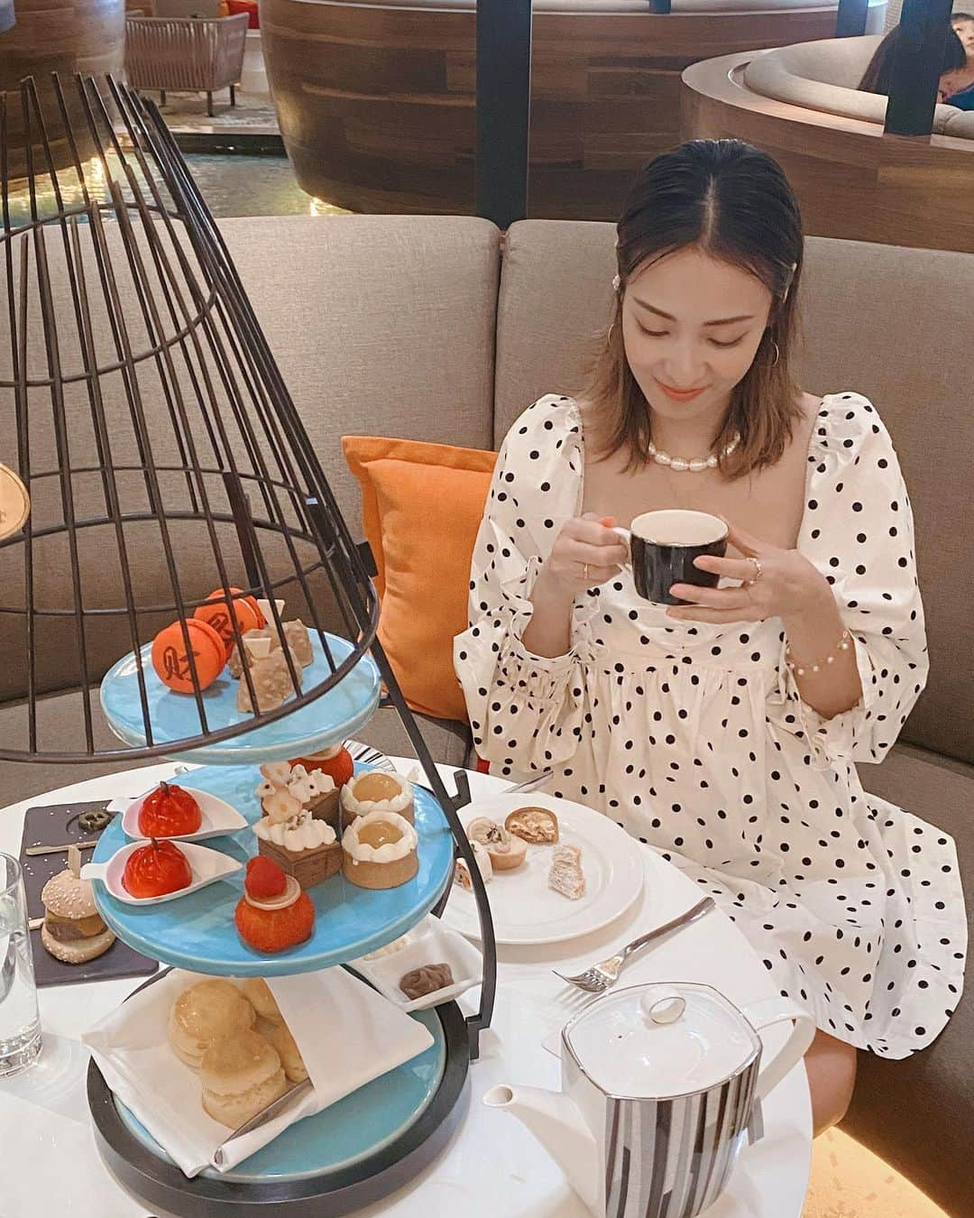 畑田亜希のインスタグラム：「Chinese New Year Afternoon Tea  CNY ホリデーもどこにも行けなかったので、娘達とせめてAfternoon teaには行こうと👧🏻☕👧🏻🍰  大好きなBacha coffee が飲めて嬉しかったぁ🥰  そろそろシンガポール国外へ旅行に行きたいな🥲✈️  #2022 #sg #singapore #cny #afternoontea #atrium #panpasific」