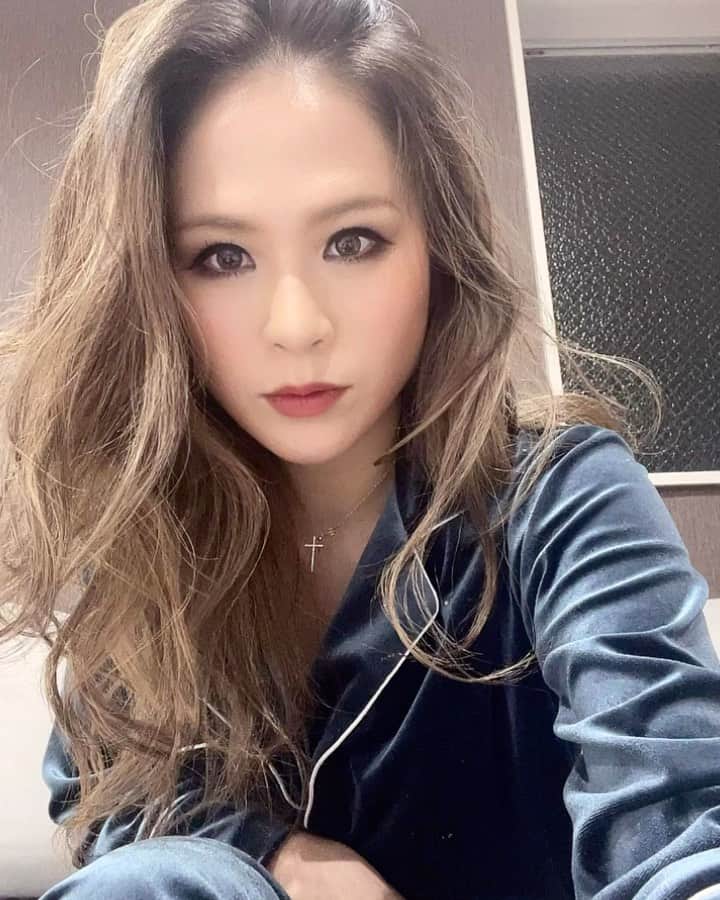 彩希エリナのインスタグラム：「帰宅したら2秒後にはくるくるちょんまげお団子頭👵🍡  #hairstyle #hairarrange #hairmake #hairset #longhair #髪型 #髪型アレンジ #ヘアアレンジ #ヘアスタイル #お団子ヘア #お団子アレンジ #お団子ヘアアレンジ #簡単ヘアアレンジ #簡単まとめ髪 #まとめ髪 #家仕様 #巻き髪 #ロングヘア #ロングヘアアレンジ #くるりんぱ」