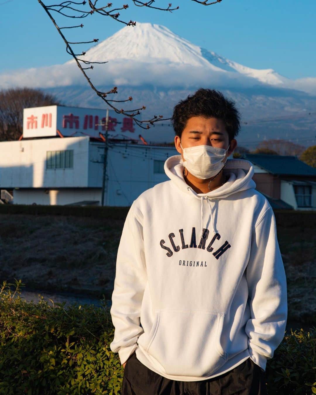 加賀翔（かが屋）さんのインスタグラム写真 - (加賀翔（かが屋）Instagram)「『静岡のライブの写真』 今日は静岡と新富士の二か所でライブがありました。新富士は前に富士山の写真を撮ろうと遠征したことがあったのですが、その時はなぜか富士山の周りだけが曇っていて全く撮れなかったのでどきどきのリベンジでした。もう一回チャレンジしたいですね。後藤の写真は楽しかったです。1枚目はよく見るとうっすらと目に涙がたまっているように見える後藤。静岡のみなさまありがとうございました！ #NikonD800」2月12日 23時09分 - kagaya_kaga