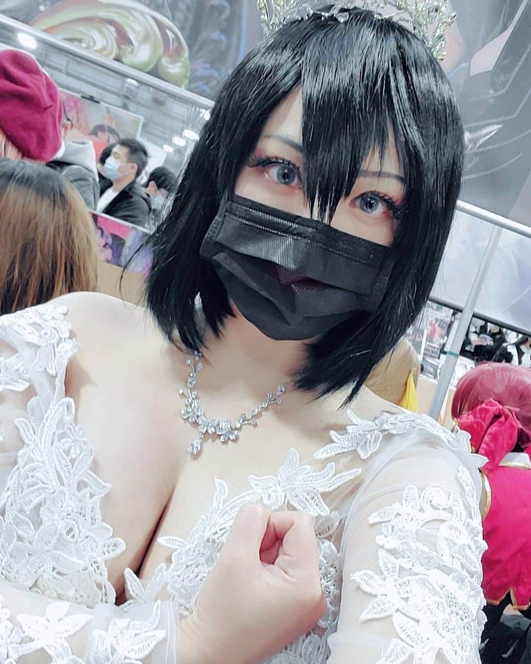 千尋のインスタグラム：「#ff38  獻出你的心臟吧！ 今天感謝大家來FF38找千尋玩 見到了很多好久不見的部下們超開心噠😭 明天攤位會更換到S47-48角色是黑槍王！ 會開放合照拍立得～跟現場拍立得 想要搜集2日的千尋（？記得來玩！  如果買了這次的新刊有任何感想也歡迎限動分享@千尋❤️❤️  明天見啦！」