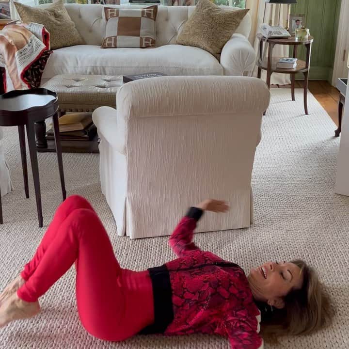 スーザン・ルッチのインスタグラム：「Let’s get moving!!! Whatever works for YOU❤️❤️❤️ Happy Saturday!!! 🥰🥰🥰💃🏽💃🏽💃🏽 #pilateswarmup @american_heart  @goredforwomen」