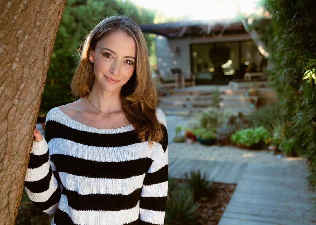 のインスタグラム：「This past month I bid adieu to the Venice cottage that became my safe haven these past two years.   This space became my own little healing world, and I’d like to think it wasn’t chance that five different women all stayed here during or after treatment from breast cancer. All five of us are now in remission.   @rintlekofer & @chris.ward.68 - thank you for creating this beautiful home & inviting me in right when I needed it most. It was the greatest gift. I hope the next owner loves it as much as I did <3  📷 by @ericlombart // 12.21」