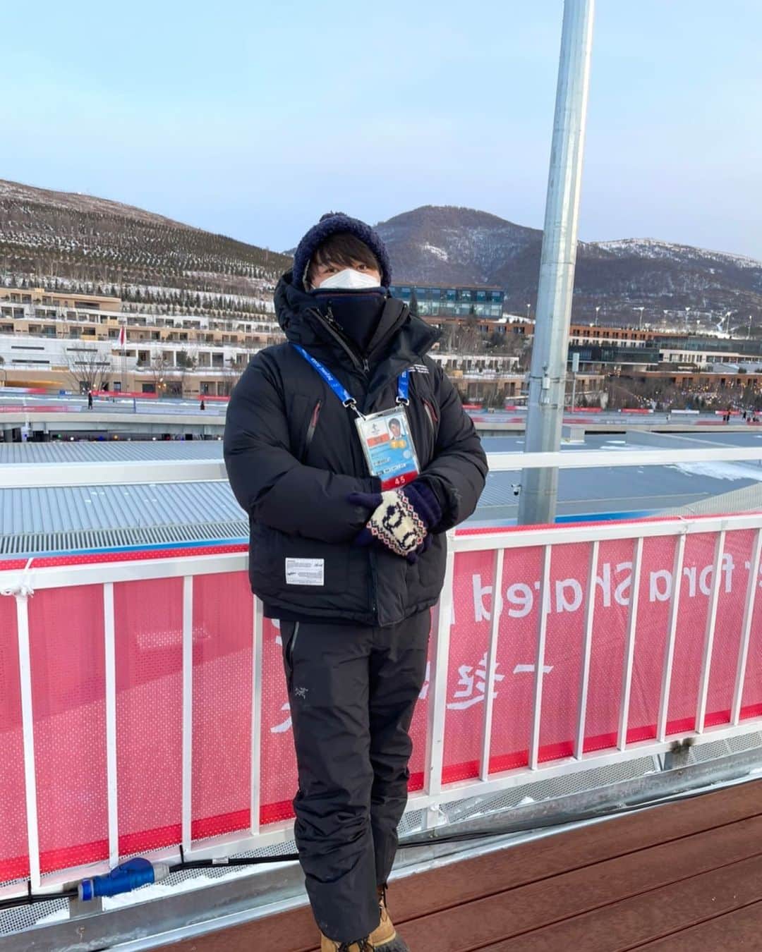 寺川俊平のインスタグラム：「4年に1回ってやっぱりすごいよなぁ。  メダル争いももちろんなんだけど、  順位ではなく  プレッシャーに打ち勝ち 自らの出せたパフォーマンスに ガッツポーズしている選手たちを見て  とても感動する毎日です。  しかし寒かった！！  #北京五輪」