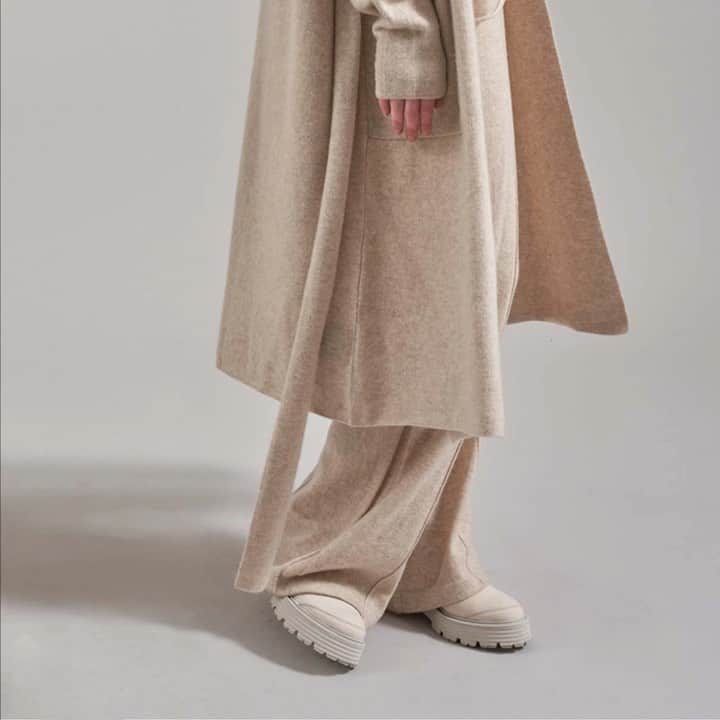 カールドノヒューのインスタグラム：「AW22 COLLECTION |  REIMAGINING ELEMENTS  Cashmere knitted wide leg pants with inverted stitch detail in Magnolia  #reimaginingelements #aw22 #luxury #unisex #clothing #fashion #madeinlondon」