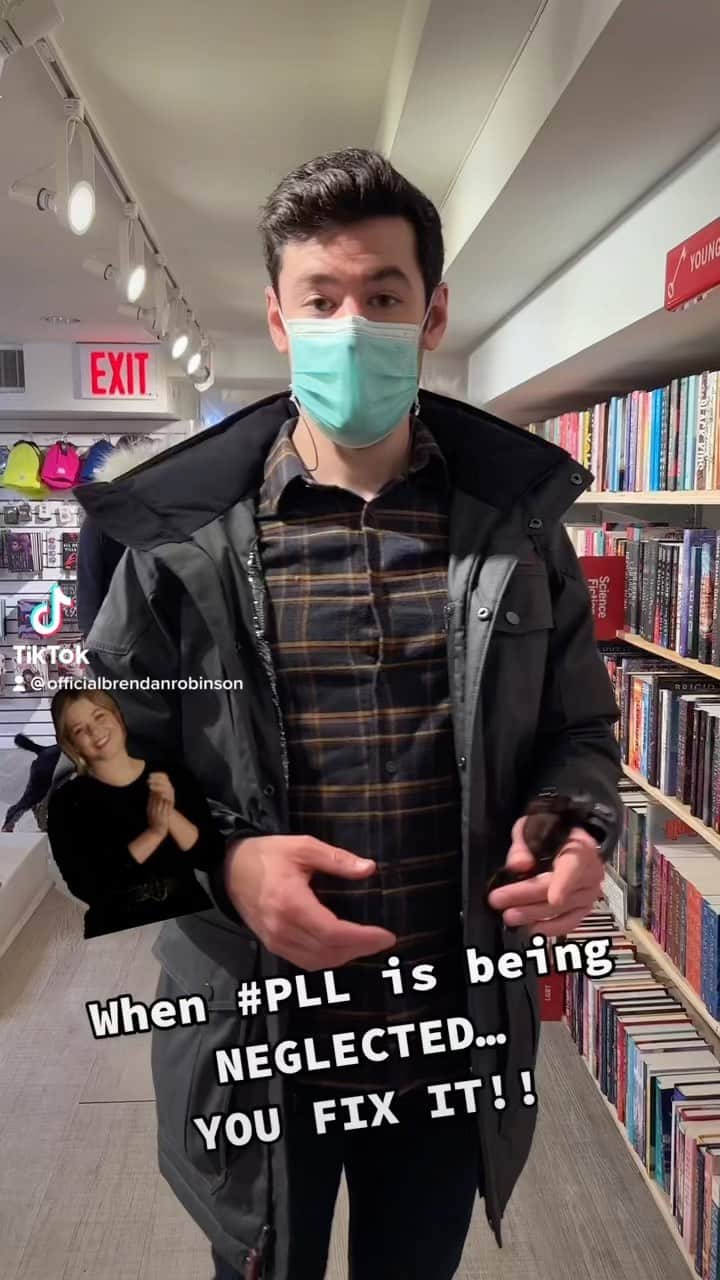 ブレンダン・ロビンソンのインスタグラム：「#PLL lives forever and always at @strandbookstore in NYC!  Hope the next reader will discover it right at the front of the store!! @prettylittleliars  (Oh, and follow me on my NEW TIKTOK @officialbrendanrobinson) . . #prettylittleliars #pll #pllforever #books #bookstore #nyc」