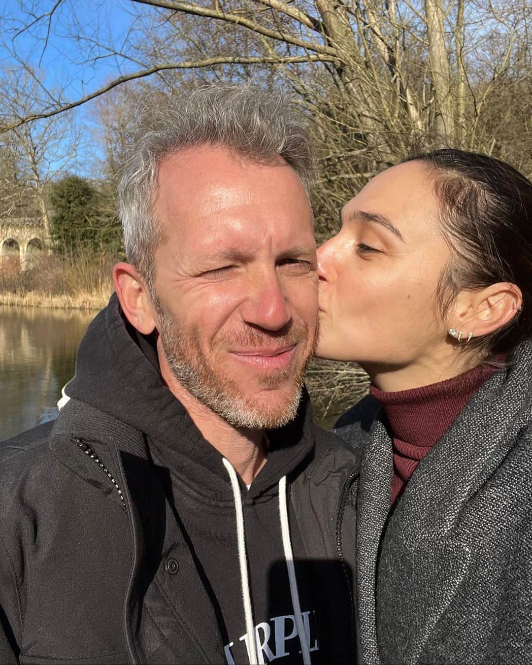 ガル・ガドットのインスタグラム：「Since the next couple of months are going to be so busy and hectic we decided to spend this beautiful Saturday outdoors in the winter sun, taking some family time off before diving in to some incredibly exciting new projects.  🌳🍃☀️」