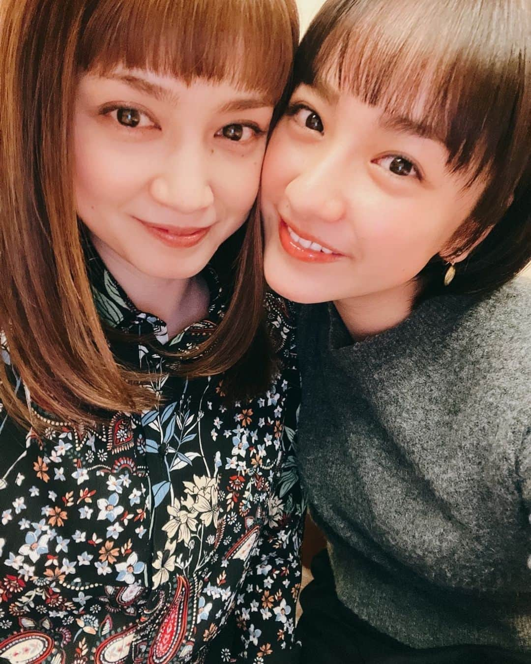 平愛梨さんのインスタグラム写真 - (平愛梨Instagram)「2022.2.12♡  祐ちゃんとひっさびさにゆっくり過ごせた🥰  「仕事は楽しい？」と聞いてみた✨  「めちゃくちゃ楽しい‼︎」と無邪気な笑みで応えてくれた😆  「どのお仕事してる時が一番楽しいの？」と聞いてみると✨  「演じてる時」とのこと‼︎  すっごーーぃ‼️✨  彼女は女優だ🎉✨✨✨  私と言ったら、、、、  食べて味わって場の空気を感じてその雰囲気をみんなで一緒に過ごす食べ歩きロケがたまらなく好きだったよ🙈  ロケは緊張しなかったもんな😎✨ ってなんの話😳⁈ @yunataira_official  #平姉妹#まるで#ビフォーアフター#昨日の投稿写真#5年経過#人は5年で変わるってか#まいったね#妹との会話#久々にゆっくりごはん#佑都さん#ごちそうさまでした#❤️」2月13日 3時23分 - harikiri_tairi