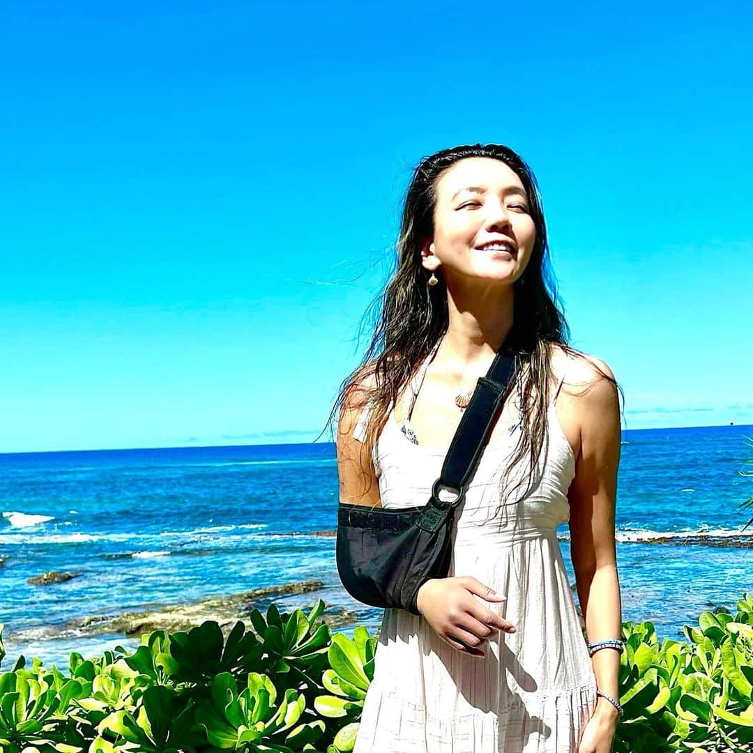 和央ようかさんのインスタグラム写真 - (和央ようかInstagram)「Recovering in Maui for my shoulder 👍😊Beautiful energy from the gods 🙏  皆様お元気ですか？　 私は今、マウイです🏝😊実は先日ちょっと肩を痛めてしまいました🥲なのでアームスリング(三角巾？😅)で固定しています。これも必ずしも付けていなければならない訳でもなく、外してずっとリハビリをしたり、動かしながら生活しています👍  Valentine’s Day と私の誕生日を私達の想い出の場所で過ごそうと、以前から、この期間をマウイで過ごす予定を立てていたので、悩みましたが、思い切って先日やって来ました👍😊  この素晴らしいマウイの地のエネルギーを頂き、新たなハッピーな歳を迎える準備をしています😊 心配かけるから言いたく無かったけど、あまりインスタ更新しないから心配しているだろうから、ちょっと報告ね😜  16年前の怪我の時も私の心に寄り添っていてくれた皆様、改めて、いつも有難う😊この16年間の間に出会った皆様、いつも本当に有難う🙂  いつもよりもっと笑顔を絶やさず、 コツコツ🧐ニコニコ😊歩んでいきます。いつも一緒に歩んでくれて有難う😌  ありがとう😊  長すぎたね😜  Love ❤️  Takako   #takakoworldstylin🌎 #takakohawaiistylin🏝 #lifestyke#hawaiilife#hawaii#maui#recovery」2月13日 13時20分 - yokawao0215