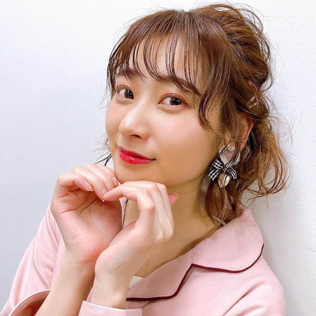 山下七海さんのインスタグラム写真 - (山下七海Instagram)「第二部のヘアメイク~🎬💕  一部と二部で髪型もパジャマも変えてもらった🥰 ありがたかった〜！！  みんなも楽しめたかな？？🎀💞  #ヘアメイク #ヘアアレンジ #さんちゃん」2月13日 13時22分 - aishite773