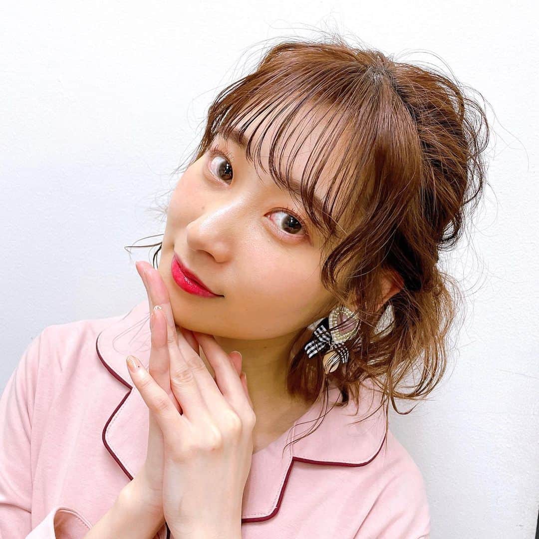 山下七海さんのインスタグラム写真 - (山下七海Instagram)「第二部のヘアメイク~🎬💕  一部と二部で髪型もパジャマも変えてもらった🥰 ありがたかった〜！！  みんなも楽しめたかな？？🎀💞  #ヘアメイク #ヘアアレンジ #さんちゃん」2月13日 13時22分 - aishite773