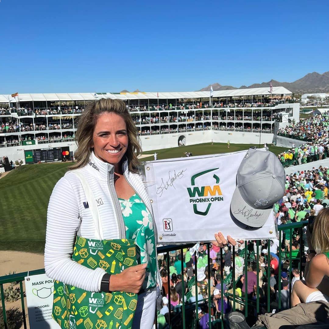 ジェリーナ・ピラーのインスタグラム：「It’s Saturday at the #greenestshow! To celebrate, I’m giving away some signed @wmphoenixopen swag to one lucky fan!   To enter: 1. Follow me  2. Follow @wastemanagement  3. Like this post 4. Tag 3 friends  *Winner announced Monday 2/14  #WMPO #ThePeoplesOpen #RecycleRight」