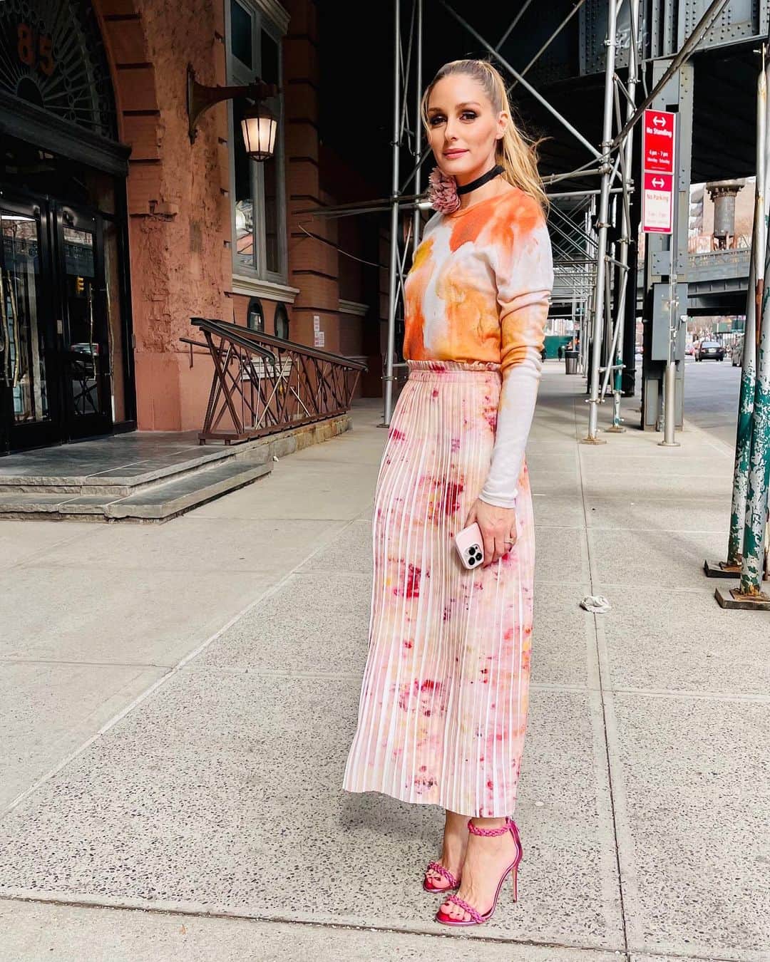 オリヴィア・パレルモのインスタグラム：「Feeling like spring outdoors and indoors today! 🌤🌷🌼」