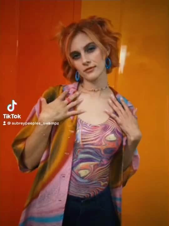 オーブリー・ピープルズのインスタグラム：「check out my @s_w_a_m_p_z single Sometimes and my album “Happy Birthday” if you havent yet🦩🪞🌴🎂 ~link in description~」