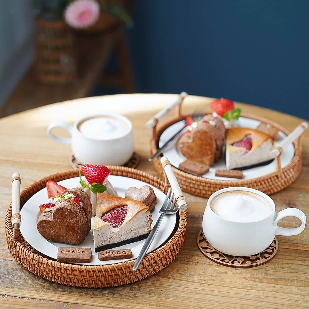 junjunのインスタグラム：「🍓🍫  いちごとチョコでバレンタインプレート  ハートのスコーンサンド いちごのベイクドチーズケーキ いちごとチョコのババロア  @ouchicafe_jp #秋冬ほっこりおうちカフェ  #バレンタイン #バレンタインスイーツ #スコーンサンド #いちごのベイクドチーズケーキ #ババロア  #おうちカフェ #うちかふぇ #ホムカペ #cafestagram #カフェスタグラム #instacafe #カフェ部 #カフェ好きな人と繋がりたい #homemadesweets #手作りおやつ #今週もいただきます #キッチンからlove #私のおいしい写真 #インスタ探検隊 #Hanakogram」