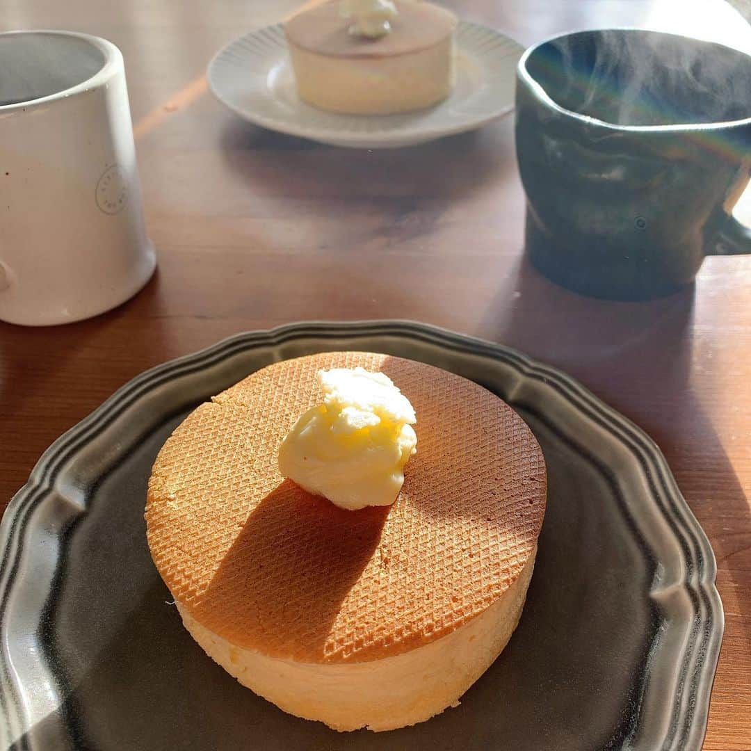 海下真夕さんのインスタグラム写真 - (海下真夕Instagram)「. 🥞♡  @pedrabranca.cafe  ほっこりと優しい味わい😌 ふわっふわ👼  ゆっくりと朝を過ごしたい時に☕️  この前試食にどうぞとチョコレート生地のパンケーキもいただいて、（え、一つ丸ごとですけど良いんですか🥺？迷ってたから嬉しい🤞） そちらもとっても美味しかった🤤💓 発送もできるし冷凍保存もできるし、バレンタインなど　 贈り物にもオススメ🍫💓  （何度も投稿してるけど💦何度食べても好き〜💓）  #ペドラブランカ #パンケーキ#🥞 #東京スイーツ #戸越銀座 #スイーツ好き #パンケーキ好き #朝ごパン #朝ごパンケーキ  #テイクアウトスイーツ #贈り物に #スイーツ日記 #スイーツ記録」2月13日 8時23分 - kaigeworld