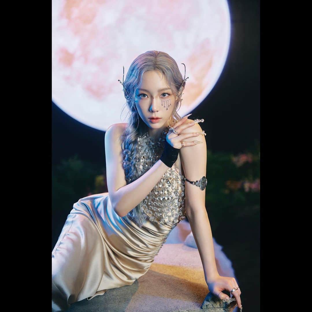 テヨン のインスタグラム：「' INVU ' 🏹 저 내일 앨범 나와요 🥲💜」