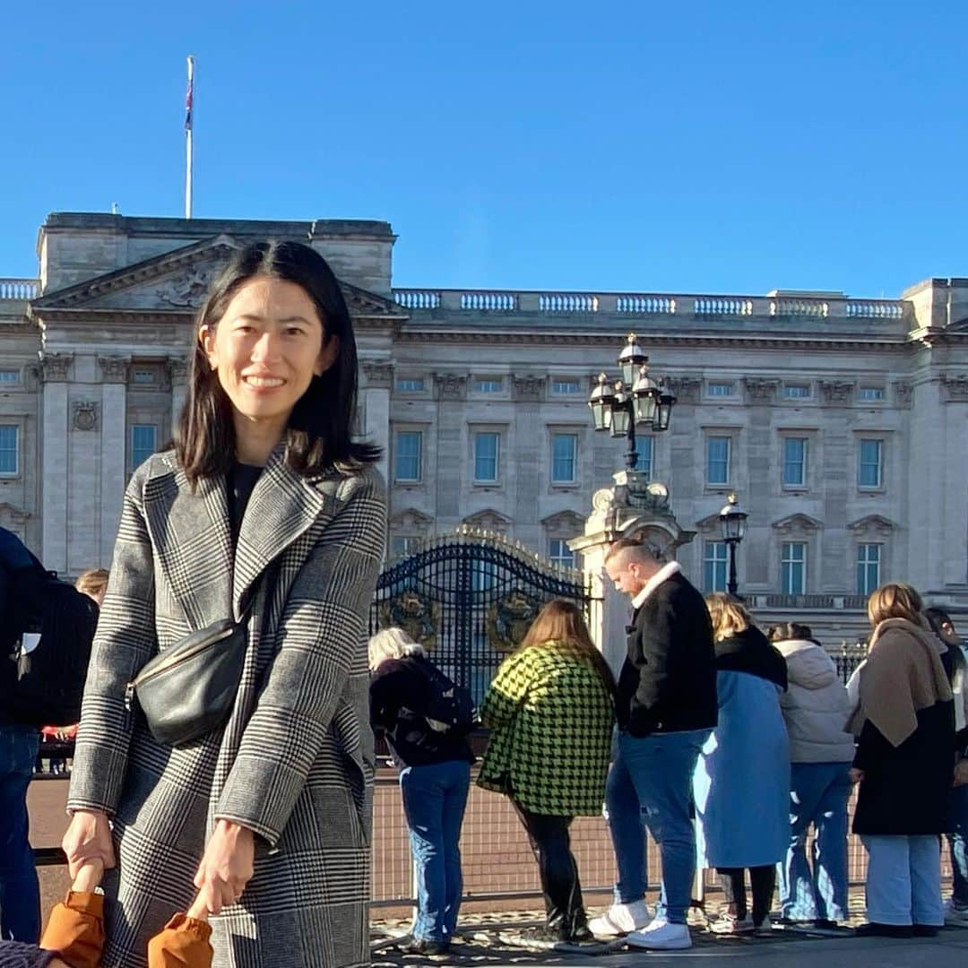 岡村仁美のインスタグラム：「ロンドン生活最後の観光はバッキンガム宮殿の内部見学ツアーへ🇬🇧 ・ 写真は撮れないのですが 煌びやかな応接室などを見られて大満足😊 元宮内庁担当でもあり、この場所に帰国ぎりぎりで行けて良かった！  #Buckinghampalace #ロンドン生活#ロンドン観光 #ロンドン生活終わりました」