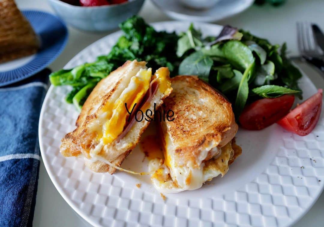 草間淑江さんのインスタグラム写真 - (草間淑江Instagram)「皆さまおはようございます！  ２月１３日の朝です。  今朝は、ハムチーズエッグホットサンド、サラダ、いちご＆ブルーベリー。  昨日ISETAN催事でポワンエリーニュのレジェルテを購入したのでホットサンドに。  先にイージーオーバーの卵を作っておき  カットしたパンにからしをぬって  フライパンバターを🧈のせて溶けたらパンをのせて焼いて  ある程度焼けたらとろけるチーズをそのまわりで焼いてパンをのせ  サイドでハムを焼き、卵、ハム、マヨネーズを挟んで出来上がり！  この説明だとかなり分かりづらくてごめんなさい😆🙏  あとは、桂というクロワッサン☕️❤️  今朝も感謝して  ご馳走様でした！  さて、東京は今はまだ曇りですがまたまた雪予報。  最新の天気をチェックして過ごしましょー  みなさま素敵な日曜日をお過ごしください☺️  #朝食#ホットサンド#ハムチーズエッグサンド #サラダ#ポワンエリーニュ #レジェルテ#いちご#朝の果物は金#日曜日の朝#皆さま素敵ない１日をお過ごしください」2月13日 9時30分 - yoshie_kusama