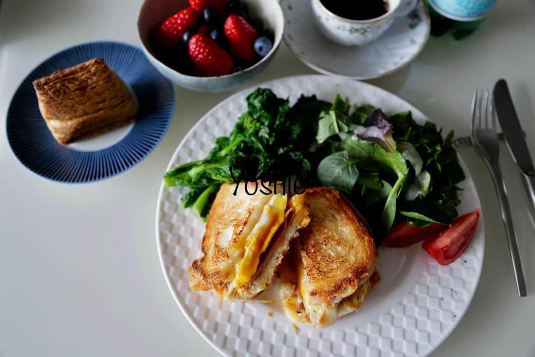 草間淑江さんのインスタグラム写真 - (草間淑江Instagram)「皆さまおはようございます！  ２月１３日の朝です。  今朝は、ハムチーズエッグホットサンド、サラダ、いちご＆ブルーベリー。  昨日ISETAN催事でポワンエリーニュのレジェルテを購入したのでホットサンドに。  先にイージーオーバーの卵を作っておき  カットしたパンにからしをぬって  フライパンバターを🧈のせて溶けたらパンをのせて焼いて  ある程度焼けたらとろけるチーズをそのまわりで焼いてパンをのせ  サイドでハムを焼き、卵、ハム、マヨネーズを挟んで出来上がり！  この説明だとかなり分かりづらくてごめんなさい😆🙏  あとは、桂というクロワッサン☕️❤️  今朝も感謝して  ご馳走様でした！  さて、東京は今はまだ曇りですがまたまた雪予報。  最新の天気をチェックして過ごしましょー  みなさま素敵な日曜日をお過ごしください☺️  #朝食#ホットサンド#ハムチーズエッグサンド #サラダ#ポワンエリーニュ #レジェルテ#いちご#朝の果物は金#日曜日の朝#皆さま素敵ない１日をお過ごしください」2月13日 9時30分 - yoshie_kusama