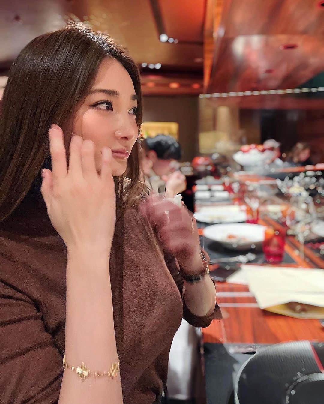 里海のインスタグラム：「🍫🍫🍫コーデ！ 全身気がつけばチョコレート色  もうすぐバレンタイン💝  お互いの 都合の良い様に  日本式と アメリカ式の両方に…😝  私はずっと雑誌の付録のポーチを お財布にしていたので😂  何年ぶりなのだろう… きちんとしたお財布…😂  やっとちゃんとした @loewe お財布❤️ カラーもサイズも全て好みなので すごく嬉しい🥰  最近お気に入りのリップは  @toofaced  @toofacedlovesjapan   Hangover Pillow Balm　 ULTRA-HYDRATING &  NOURISHING LIP TREATMENT  #cocoakiss   #ココアキス  というベージュに近いリップグロス💋」