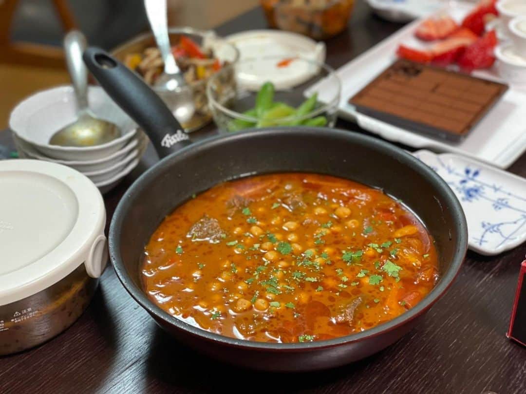 荻原和歌のインスタグラム：「煮込み料理を作っておくと、外から帰ってきた時に楽！ これは牛肉とひよこ豆のトマト煮。クミンとパプリカを効かせてなかなかの出来でした。  トマト缶と豆の缶詰はうちの台所に欠かせない食材です。 （写真は同席した人が撮ったものです）」