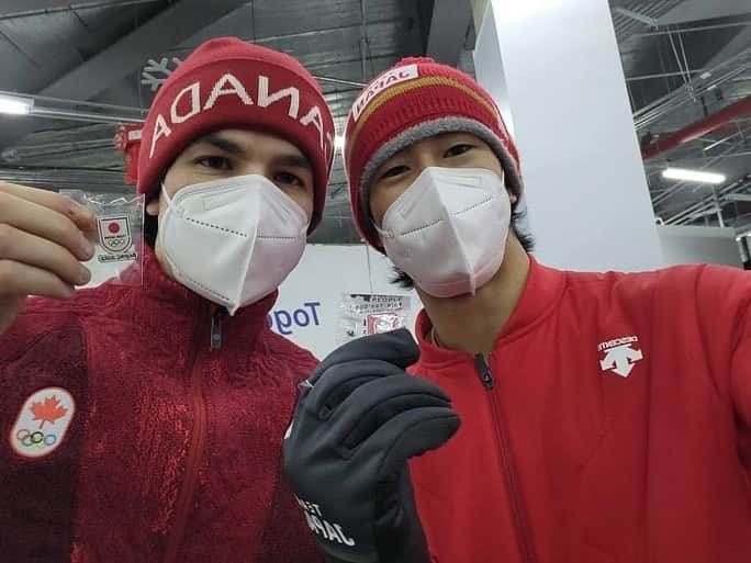 堀島行真のインスタグラム：「Pin badge trade🇨🇦🇸🇪🇧🇷🇺🇸🇦🇺 Let’s trade your pin!! @bencavet 🇫🇷 #Beijing2022」