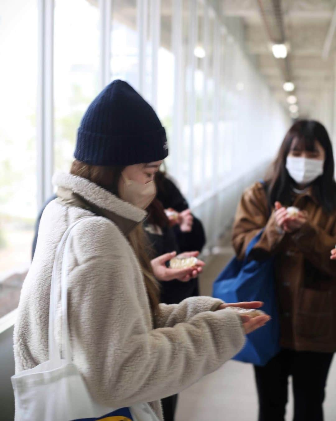 福岡女子短期大学さんのインスタグラム写真 - (福岡女子短期大学Instagram)「・ #何気ない瞬間を残したい  ・ 短大生の日常を紹介する福女短スナップ📷 . こちらは健康栄養学科１年生の皆さん👩🏻‍🍳チーズケーキ🧀を作ってきてくれました💕 . 試験期間中に撮影しましたが、ホッコリする場面でした😊撮影に協力いただきありがとうございました✨ . #福女短スナップ #クラスメイト #ポートレート撮影 • 撮影機材: Canon EOS 5D Mark II (ƒ/3.2 1/50 50mm ISO100） • #福岡女子短期大学　#福女短 #短大　#短大生　 #キャンパスライフ　#campuslife #キャンパス #写真好きな人と繋がりたい　 #カメラ好きな人と繋がりたい #good_portraits_japan #good_portraits_world  #テスト勉強　#アオハル #大学生コーデ #短大生の日常 #いつめん #いつめんしか勝たん #fff #it #bff #eos5dmark2 #eos5dmarkii」2月13日 12時50分 - fukuoka_wjc