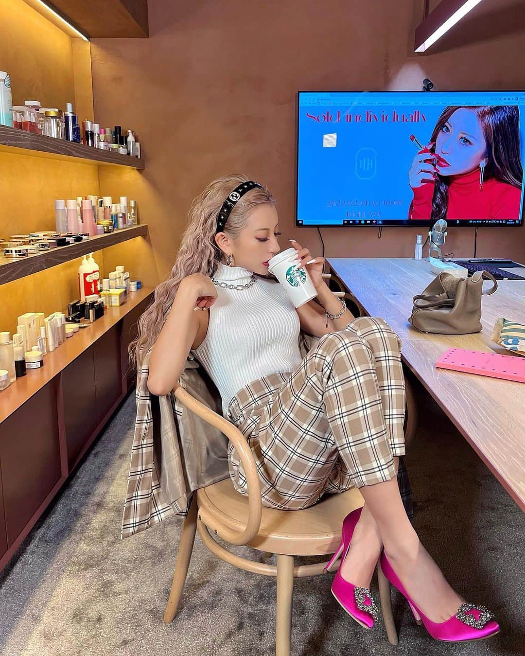 華のインスタグラム：「出勤code🥸☕️ (コーヒーは飲めません笑)」